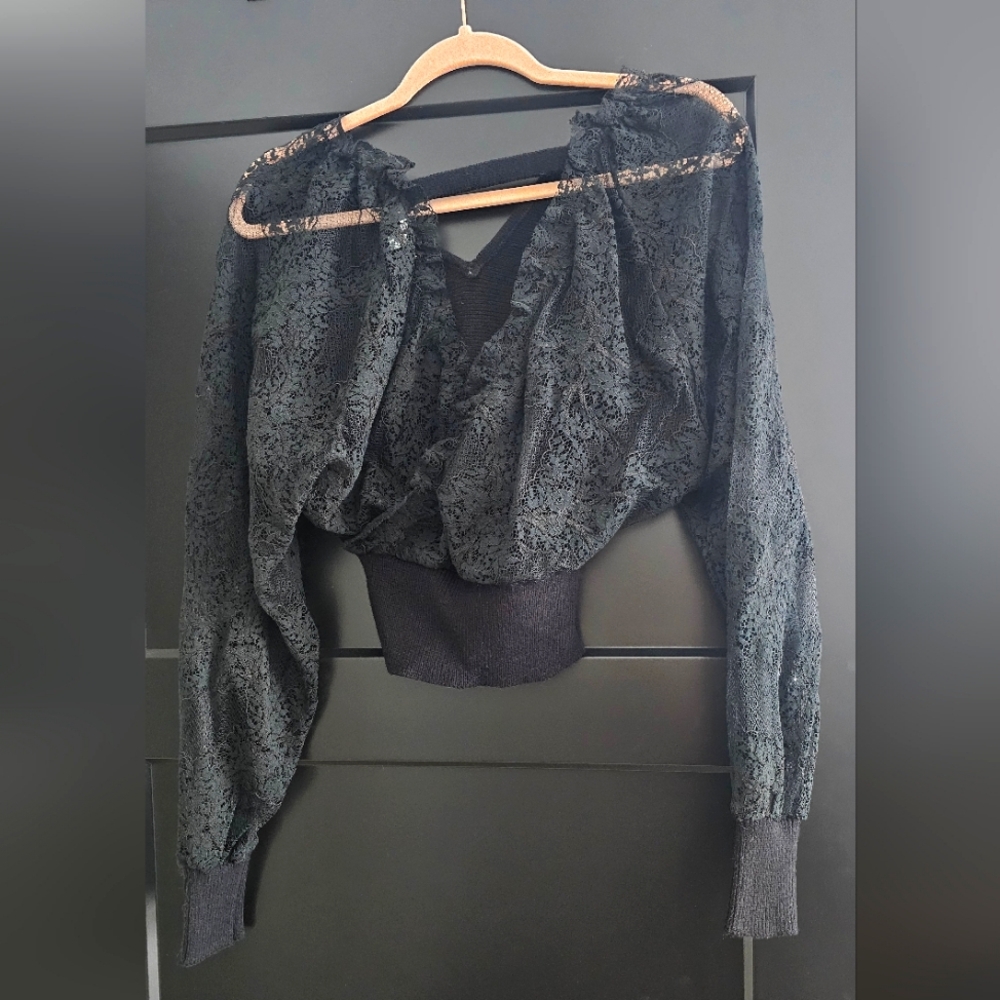Black crop sweater with lack